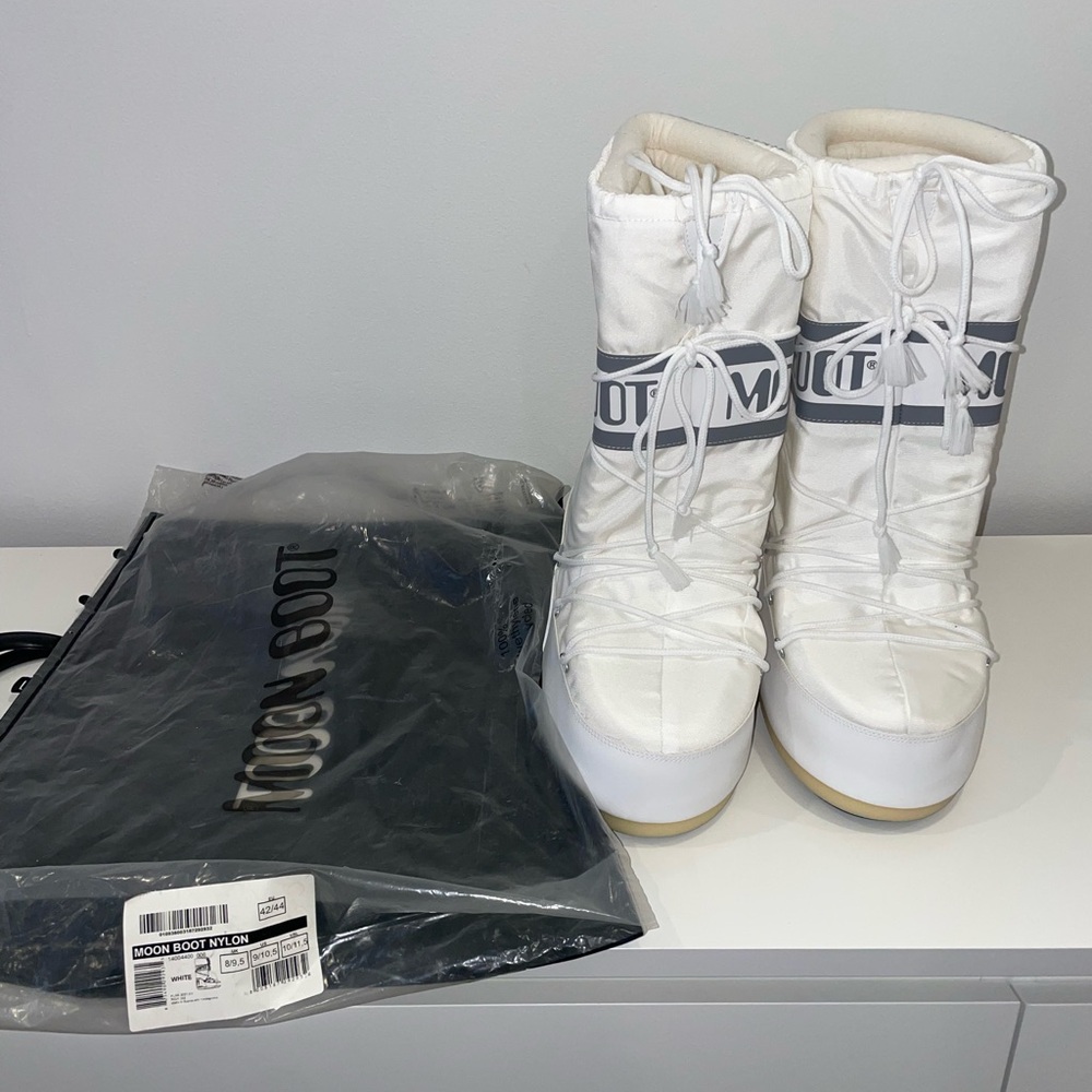 BRAND NEW MOON BOOTS- White